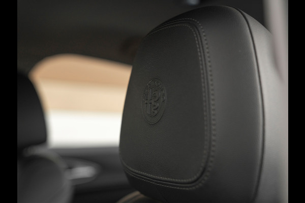 Alfa Romeo Giulia 2.0T 300pk Q2 | Performance Pack | Veloce stoelen | NL-auto | Adapt. onderstel