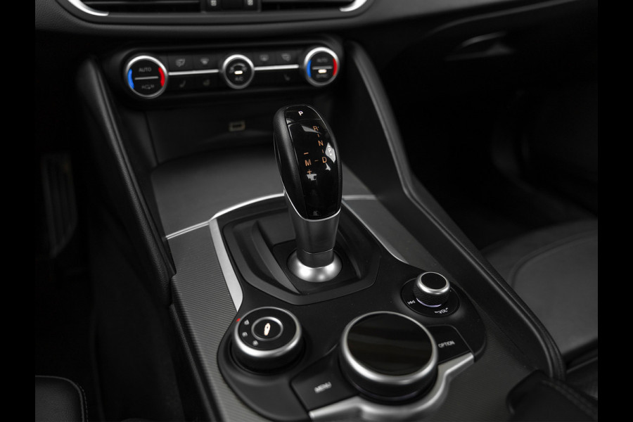 Alfa Romeo Giulia 2.0T 300pk Q2 | Performance Pack | Veloce stoelen | NL-auto | Adapt. onderstel