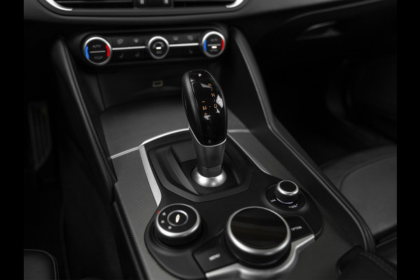 Alfa Romeo Giulia 2.0T 300pk Q2 | Performance Pack | Veloce stoelen | NL-auto | Adapt. onderstel