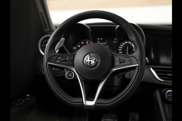 Alfa Romeo Giulia 2.0T 300pk Q2 | Performance Pack | Veloce stoelen | NL-auto | Adapt. onderstel