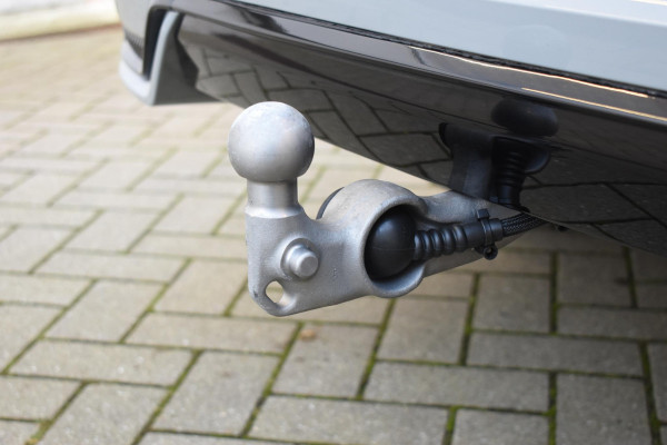 Volvo XC60 T6 350PK Automaat Plug-in Hybrid AWD Plus Dark / Navigatie / Adaptieve Cruisecontrol / Head Up-Display / Panorama dak / Leder / Elektrische stoelen / 360 Camera / Trekhaak /