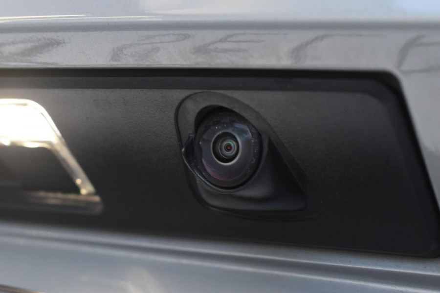 Volvo XC60 T6 350PK Automaat Plug-in Hybrid AWD Plus Dark / Navigatie / Adaptieve Cruisecontrol / Head Up-Display / Panorama dak / Leder / Elektrische stoelen / 360 Camera / Trekhaak /