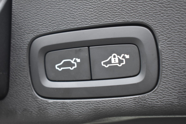 Volvo XC60 T6 350PK Automaat Plug-in Hybrid AWD Plus Dark / Navigatie / Adaptieve Cruisecontrol / Head Up-Display / Panorama dak / Leder / Elektrische stoelen / 360 Camera / Trekhaak /