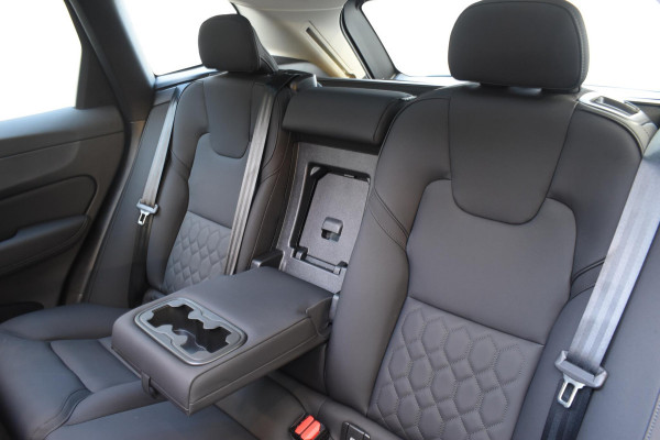 Volvo XC60 T6 350PK Automaat Plug-in Hybrid AWD Plus Dark / Navigatie / Adaptieve Cruisecontrol / Head Up-Display / Panorama dak / Leder / Elektrische stoelen / 360 Camera / Trekhaak /