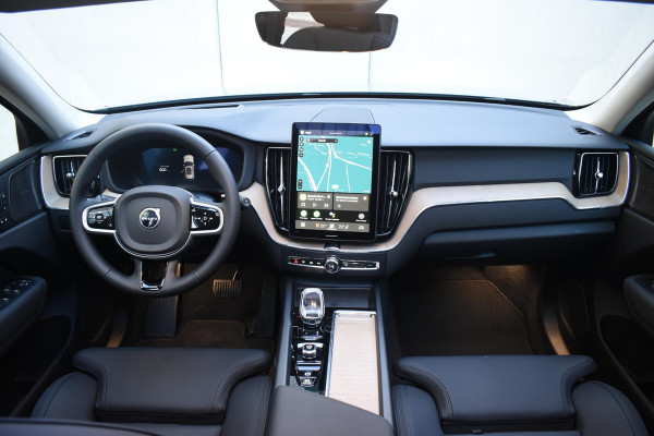 Volvo XC60 T6 350PK Automaat Plug-in Hybrid AWD Plus Dark / Navigatie / Adaptieve Cruisecontrol / Head Up-Display / Panorama dak / Leder / Elektrische stoelen / 360 Camera / Trekhaak /