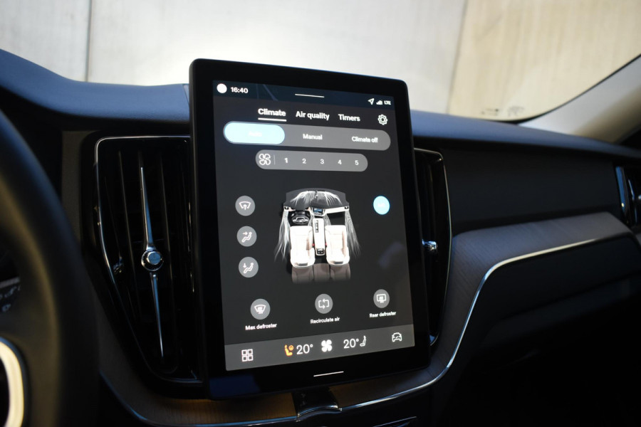 Volvo XC60 T6 350PK Automaat Plug-in Hybrid AWD Plus Dark / Navigatie / Adaptieve Cruisecontrol / Head Up-Display / Panorama dak / Leder / Elektrische stoelen / 360 Camera / Trekhaak /