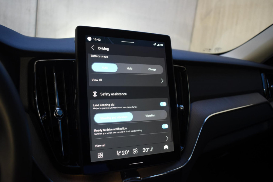 Volvo XC60 T6 350PK Automaat Plug-in Hybrid AWD Plus Dark / Navigatie / Adaptieve Cruisecontrol / Head Up-Display / Panorama dak / Leder / Elektrische stoelen / 360 Camera / Trekhaak /