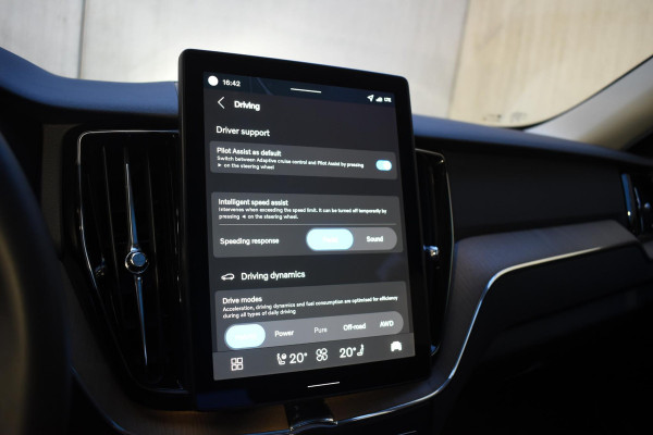 Volvo XC60 T6 350PK Automaat Plug-in Hybrid AWD Plus Dark / Navigatie / Adaptieve Cruisecontrol / Head Up-Display / Panorama dak / Leder / Elektrische stoelen / 360 Camera / Trekhaak /