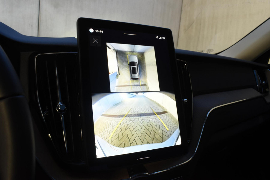 Volvo XC60 T6 350PK Automaat Plug-in Hybrid AWD Plus Dark / Navigatie / Adaptieve Cruisecontrol / Head Up-Display / Panorama dak / Leder / Elektrische stoelen / 360 Camera / Trekhaak /
