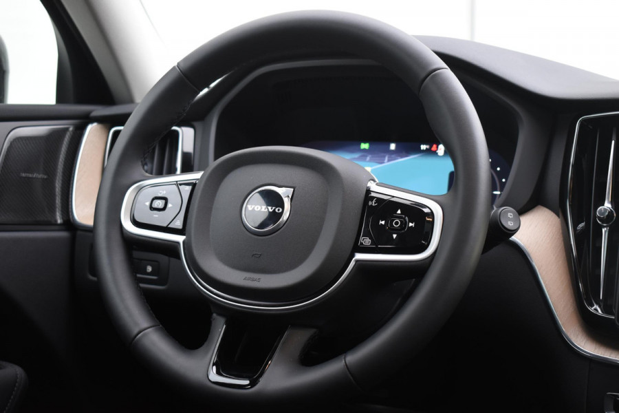 Volvo XC60 T6 350PK Automaat Plug-in Hybrid AWD Plus Dark / Navigatie / Adaptieve Cruisecontrol / Head Up-Display / Panorama dak / Leder / Elektrische stoelen / 360 Camera / Trekhaak /