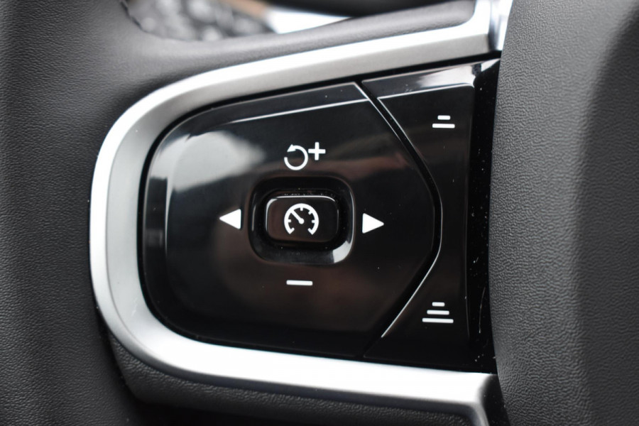 Volvo XC60 T6 350PK Automaat Plug-in Hybrid AWD Plus Dark / Navigatie / Adaptieve Cruisecontrol / Head Up-Display / Panorama dak / Leder / Elektrische stoelen / 360 Camera / Trekhaak /