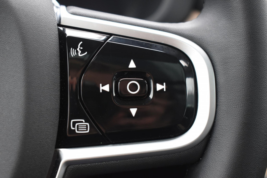 Volvo XC60 T6 350PK Automaat Plug-in Hybrid AWD Plus Dark / Navigatie / Adaptieve Cruisecontrol / Head Up-Display / Panorama dak / Leder / Elektrische stoelen / 360 Camera / Trekhaak /