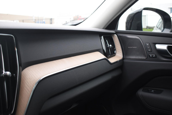 Volvo XC60 T6 350PK Automaat Plug-in Hybrid AWD Plus Dark / Navigatie / Adaptieve Cruisecontrol / Head Up-Display / Panorama dak / Leder / Elektrische stoelen / 360 Camera / Trekhaak /