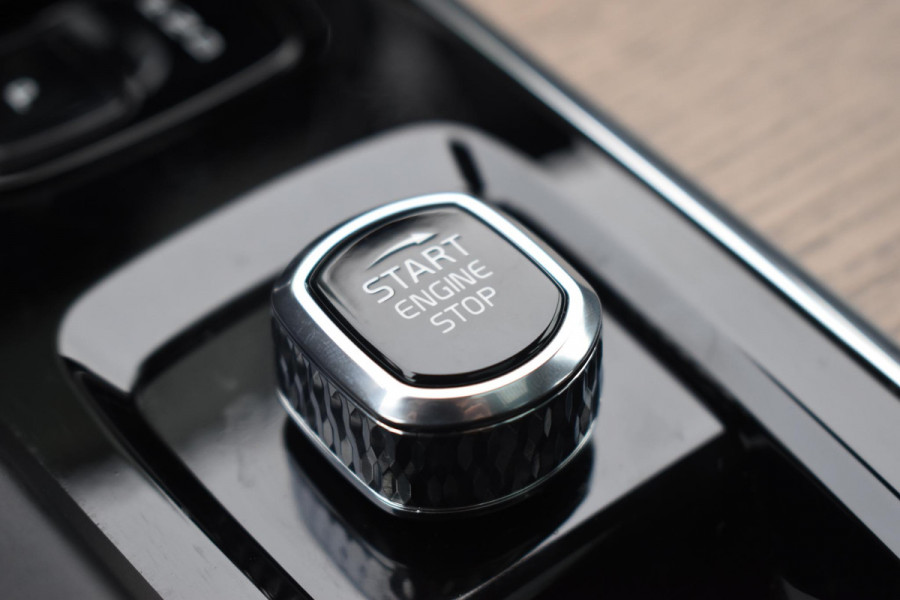 Volvo XC60 T6 350PK Automaat Plug-in Hybrid AWD Plus Dark / Navigatie / Adaptieve Cruisecontrol / Head Up-Display / Panorama dak / Leder / Elektrische stoelen / 360 Camera / Trekhaak /