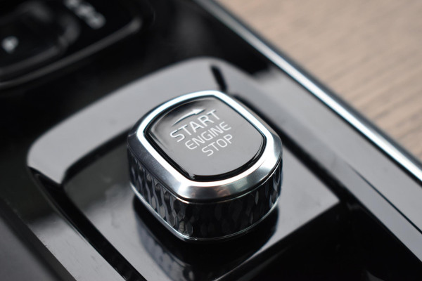 Volvo XC60 T6 350PK Automaat Plug-in Hybrid AWD Plus Dark / Navigatie / Adaptieve Cruisecontrol / Head Up-Display / Panorama dak / Leder / Elektrische stoelen / 360 Camera / Trekhaak /