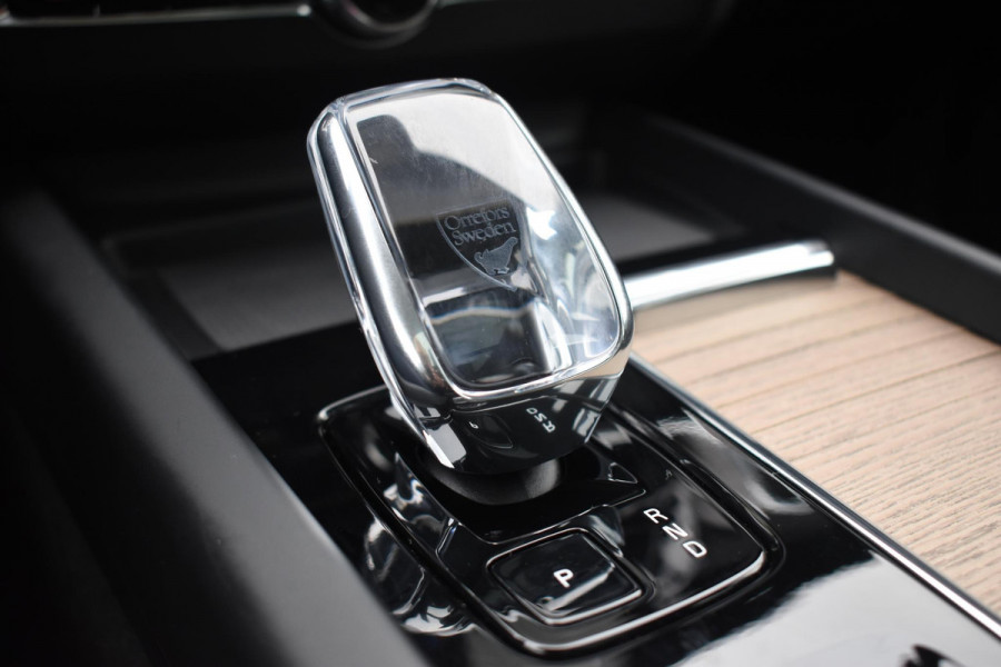 Volvo XC60 T6 350PK Automaat Plug-in Hybrid AWD Plus Dark / Navigatie / Adaptieve Cruisecontrol / Head Up-Display / Panorama dak / Leder / Elektrische stoelen / 360 Camera / Trekhaak /