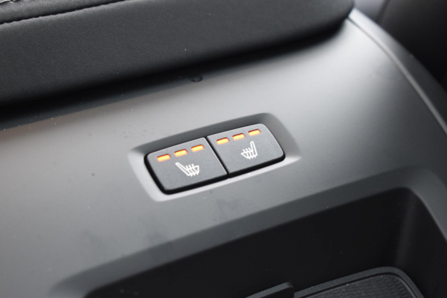 Volvo XC60 T6 350PK Automaat Plug-in Hybrid AWD Plus Dark / Navigatie / Adaptieve Cruisecontrol / Head Up-Display / Panorama dak / Leder / Elektrische stoelen / 360 Camera / Trekhaak /