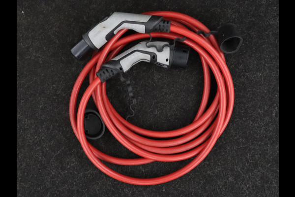 Peugeot e-2008 EV GT 50 kWh | Panoramadak | Stoelverwarming | Adaptive cruise | Leder/Alcantara | Carplay | 18'' | Camera | Navigatie | Dodehoek detectie