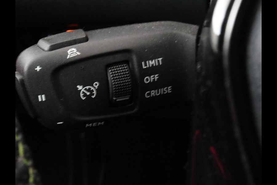 Peugeot e-2008 EV GT 50 kWh | Panoramadak | Stoelverwarming | Adaptive cruise | Leder/Alcantara | Carplay | 18'' | Camera | Navigatie | Dodehoek detectie