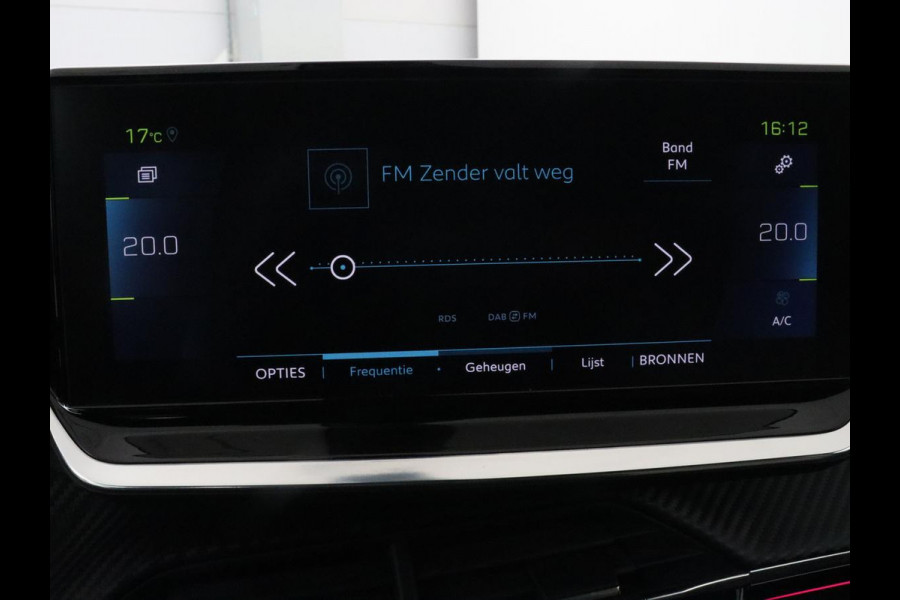 Peugeot e-2008 EV GT 50 kWh | Panoramadak | Stoelverwarming | Adaptive cruise | Leder/Alcantara | Carplay | 18'' | Camera | Navigatie | Dodehoek detectie