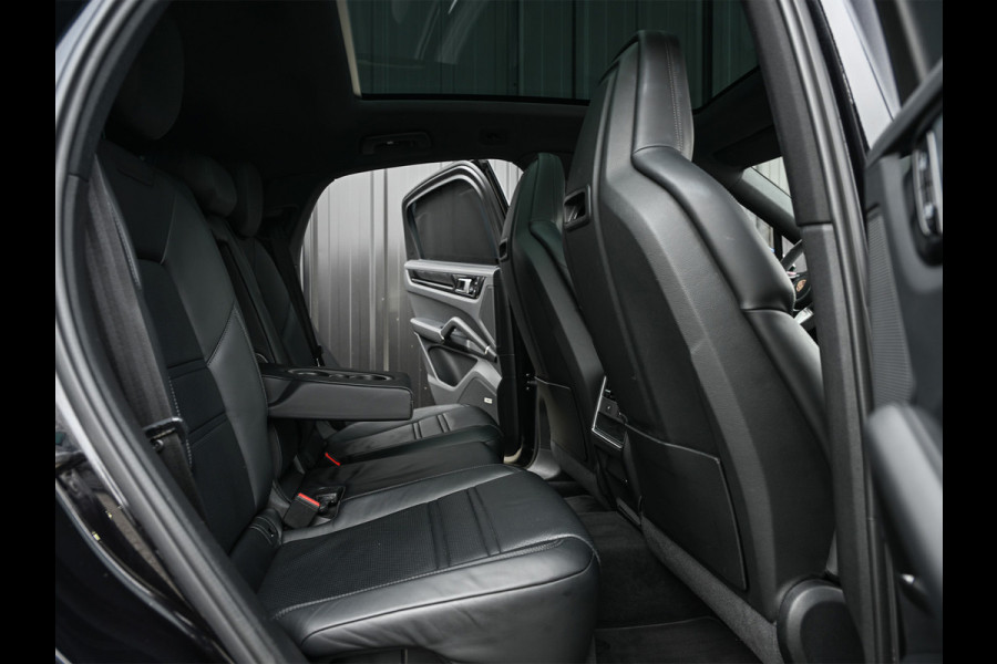 Porsche Cayenne Coupé 3.0 E-Hybrid · Sport chrono · NL-auto · Panoramadak · Bose sound · Keyless · 360 Camera · 4 Wheel steering · Adaptive cruise · M