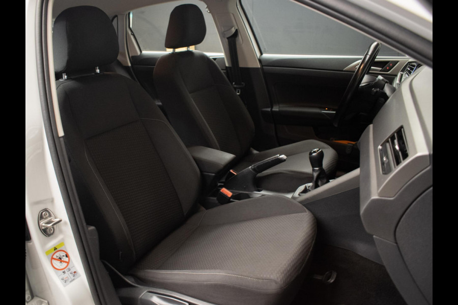 Volkswagen Polo 1.0 TSI Comfortline Sport (APPLE CARPLAY,GROOT NAVI,ADAPTIVE CRUISE,TREKHAAK,LED,SPORTSTOELEN,NETTE STAAT)