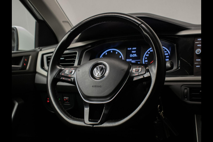 Volkswagen Polo 1.0 TSI Comfortline Sport (APPLE CARPLAY,GROOT NAVI,ADAPTIVE CRUISE,TREKHAAK,LED,SPORTSTOELEN,NETTE STAAT)