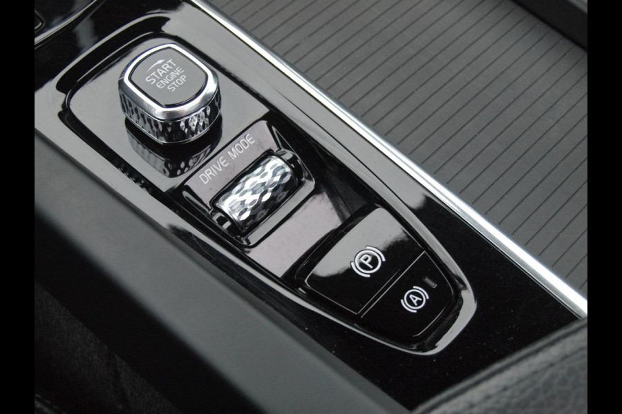 Volvo XC60 2.0 T8 Twin Engine AWD Inscription | Trekhaak | Luchtvering | Panoramadak | Black Edition |
