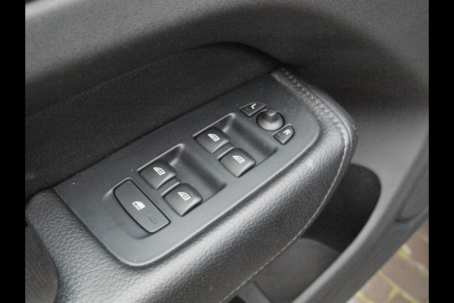 Volvo XC60 2.0 T8 Twin Engine AWD Inscription | Trekhaak | Luchtvering | Panoramadak | Black Edition |