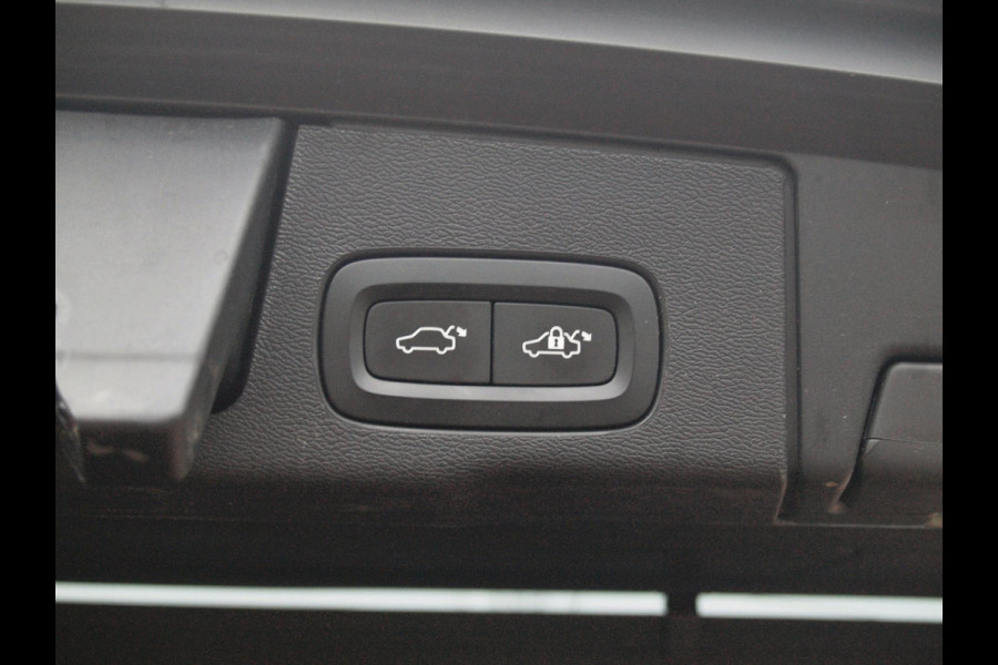 Volvo XC60 2.0 T8 Twin Engine AWD Inscription | Trekhaak | Luchtvering | Panoramadak | Black Edition |