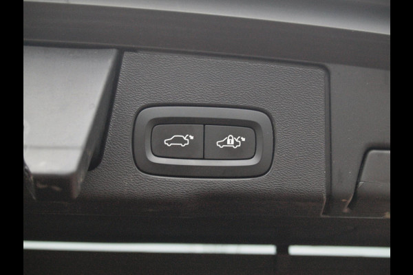 Volvo XC60 2.0 T8 Twin Engine AWD Inscription | Trekhaak | Luchtvering | Panoramadak | Black Edition |