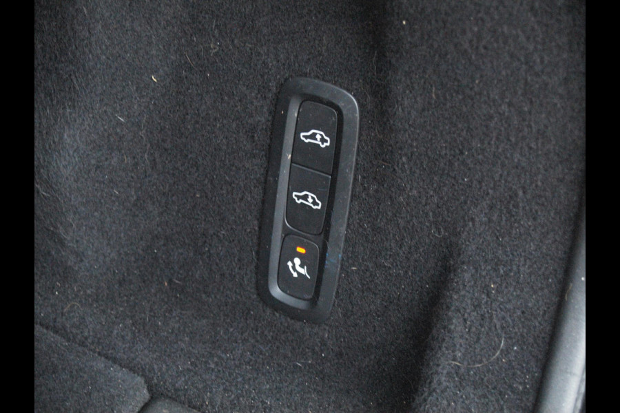 Volvo XC60 2.0 T8 Twin Engine AWD Inscription | Trekhaak | Luchtvering | Panoramadak | Black Edition |