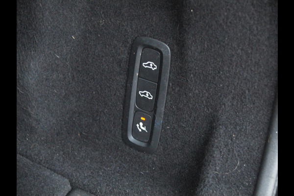 Volvo XC60 2.0 T8 Twin Engine AWD Inscription | Trekhaak | Luchtvering | Panoramadak | Black Edition |