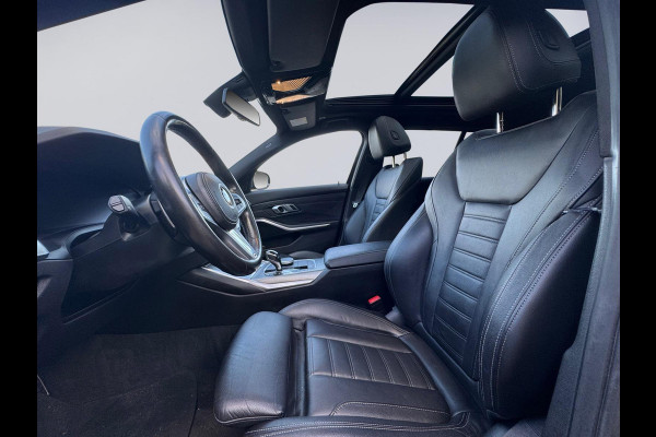 BMW 3 Serie Touring 330e M sport individual, dravitgrau, panoramadak ,laser,elec bedienbare trekhaak, vol opties, nl auto met nap