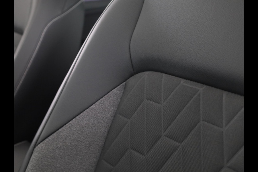 Volkswagen Golf 1.5 eTSI Life Edition GOAL 116 pk Automaat (DSG) | Verlengde garantie | Navigatie | Panoramadak | Parkeersensoren | Achteruitrijcamera | Stoelverwarming |