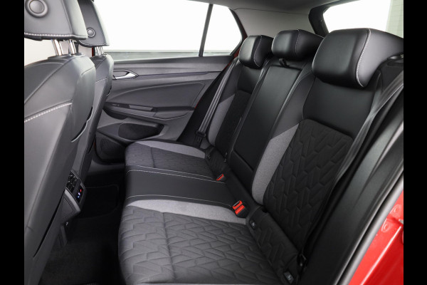 Volkswagen Golf 1.5 eTSI Life Edition GOAL 116 pk Automaat (DSG) | Verlengde garantie | Navigatie | Panoramadak | Parkeersensoren | Achteruitrijcamera | Stoelverwarming |