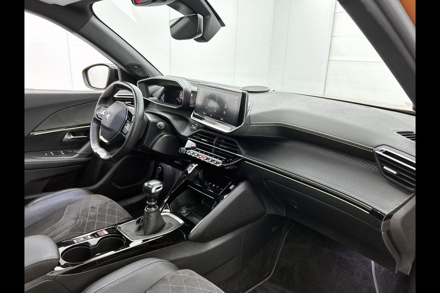 Peugeot 2008 1.2 131PK Automaat / GT Pack / Panoramadak / Trekhaak /  HiFi-systeem FOCAL /1/2 Leder / Naviagatie  /  Pdc+Camera / / Apk nieuw