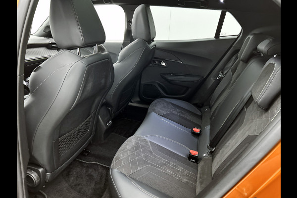 Peugeot 2008 1.2 131PK Automaat / GT Pack / Panoramadak / Trekhaak /  HiFi-systeem FOCAL /1/2 Leder / Naviagatie  /  Pdc+Camera / / Apk nieuw