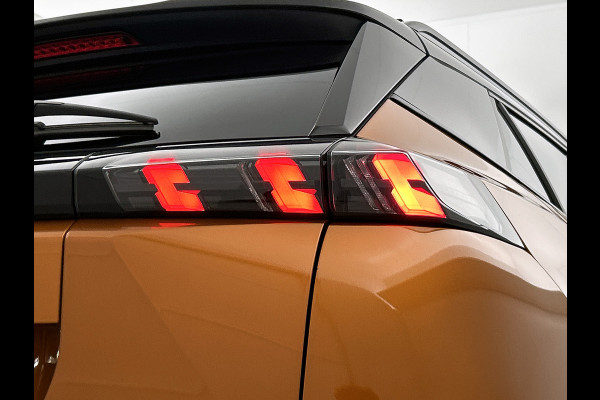 Peugeot 2008 1.2 131PK Automaat / GT Pack / Panoramadak / Trekhaak /  HiFi-systeem FOCAL /1/2 Leder / Naviagatie  /  Pdc+Camera / / Apk nieuw