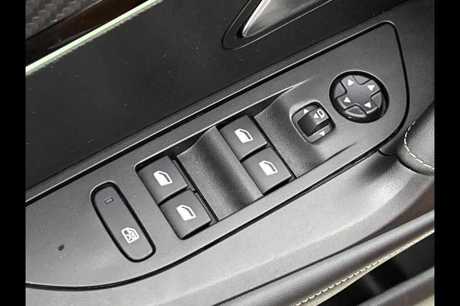 Peugeot 2008 1.2 131PK Automaat / GT Pack / Panoramadak / Trekhaak /  HiFi-systeem FOCAL /1/2 Leder / Naviagatie  /  Pdc+Camera / / Apk nieuw