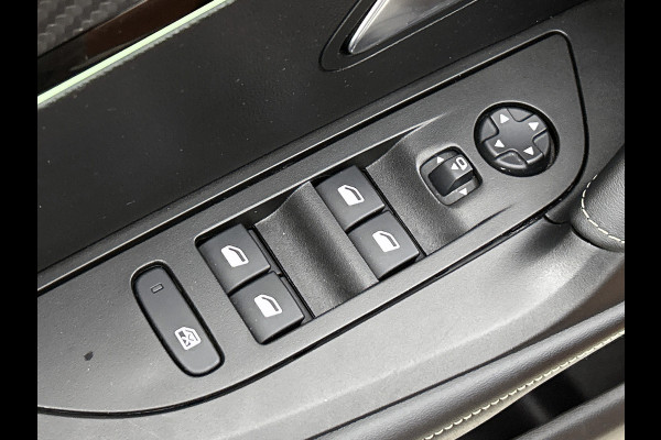 Peugeot 2008 1.2 131PK Automaat / GT Pack / Panoramadak / Trekhaak /  HiFi-systeem FOCAL /1/2 Leder / Naviagatie  /  Pdc+Camera / / Apk nieuw