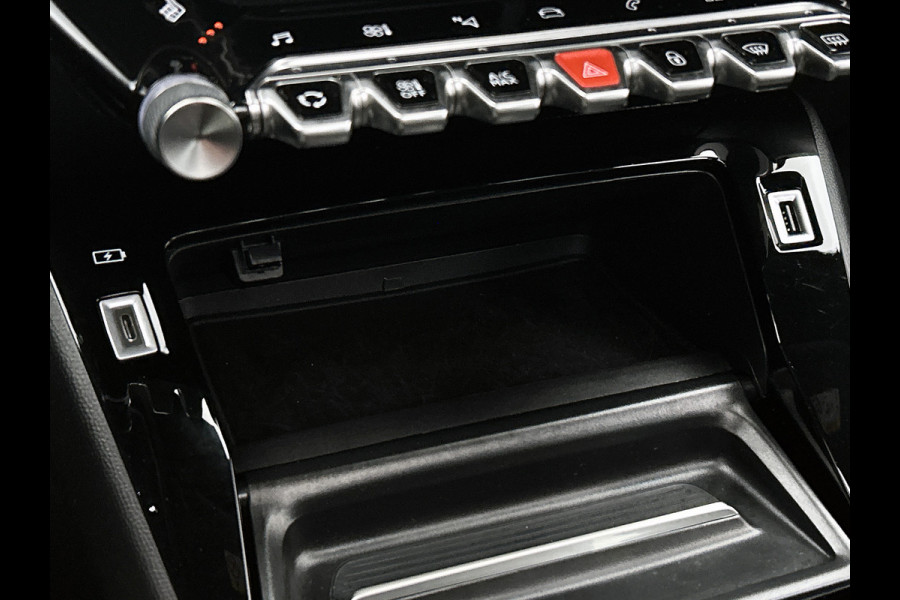 Peugeot 2008 1.2 131PK Automaat / GT Pack / Panoramadak / Trekhaak /  HiFi-systeem FOCAL /1/2 Leder / Naviagatie  /  Pdc+Camera / / Apk nieuw