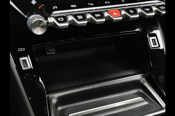 Peugeot 2008 1.2 131PK Automaat / GT Pack / Panoramadak / Trekhaak /  HiFi-systeem FOCAL /1/2 Leder / Naviagatie  /  Pdc+Camera / / Apk nieuw