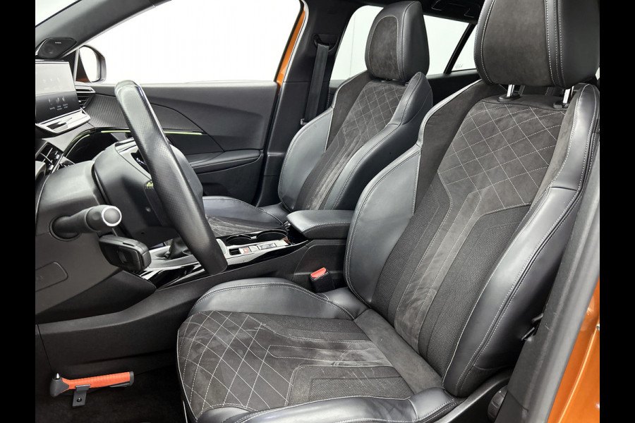 Peugeot 2008 1.2 131PK Automaat / GT Pack / Panoramadak / Trekhaak /  HiFi-systeem FOCAL /1/2 Leder / Naviagatie  /  Pdc+Camera / / Apk nieuw
