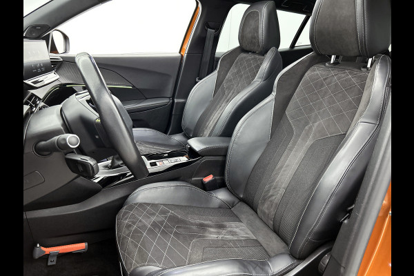 Peugeot 2008 1.2 131PK Automaat / GT Pack / Panoramadak / Trekhaak /  HiFi-systeem FOCAL /1/2 Leder / Naviagatie  /  Pdc+Camera / / Apk nieuw