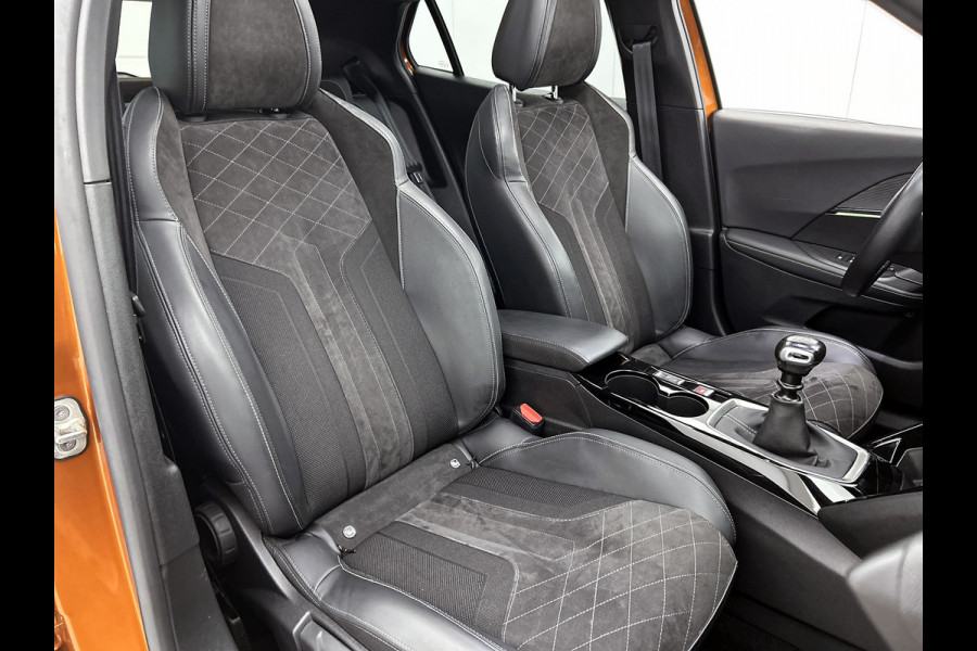 Peugeot 2008 1.2 131PK Automaat / GT Pack / Panoramadak / Trekhaak /  HiFi-systeem FOCAL /1/2 Leder / Naviagatie  /  Pdc+Camera / / Apk nieuw