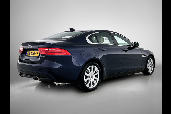 Jaguar XE 2.0 Prestige Automaat / Navigatie / Leder / Cruise-ctr. / Lmv 17"/ Stoelverw. / Camera / Apk 11-2026