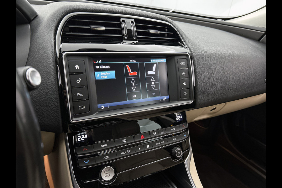 Jaguar XE 2.0 Prestige Automaat / Navigatie / Leder / Cruise-ctr. / Lmv 17"/ Stoelverw. / Camera / Apk 11-2026