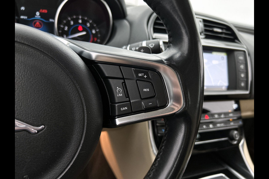 Jaguar XE 2.0 Prestige Automaat / Navigatie / Leder / Cruise-ctr. / Lmv 17"/ Stoelverw. / Camera / Apk 11-2026