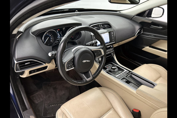 Jaguar XE 2.0 Prestige Automaat / Navigatie / Leder / Cruise-ctr. / Lmv 17"/ Stoelverw. / Camera / Apk 11-2026